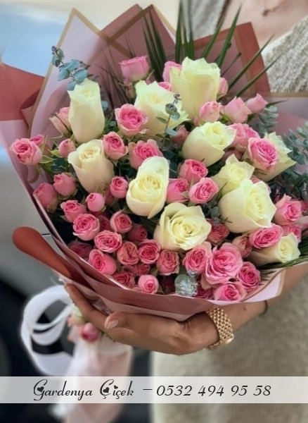 Beyaz Güler Ve Pembe Çardak Güller Oluşan Şık Bir Buket