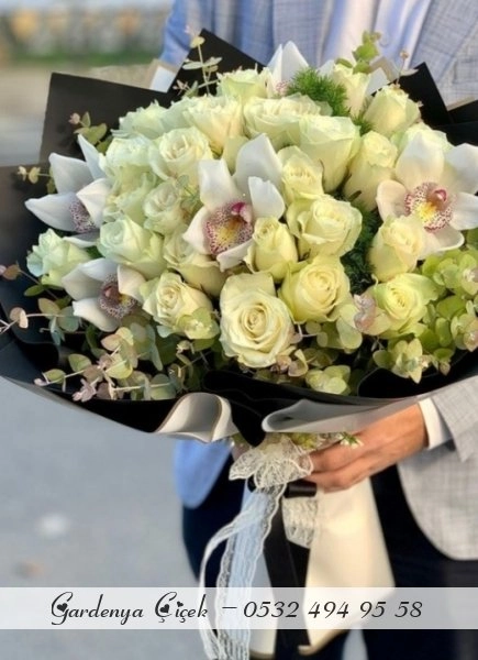 Beyaz Güller Ve Orkide Tasarım Buketi