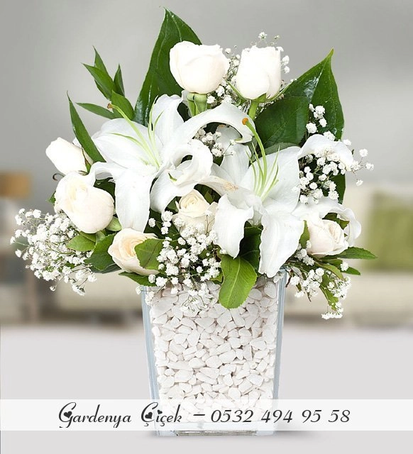 Beyaz Lilyum Ve Beyaz Güllerden Oluşan Güzel Arajman Çiçek