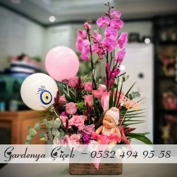 Fuşa Orkide Ve Oluşan Şık Bir Bebek Arajmanı Çiçek