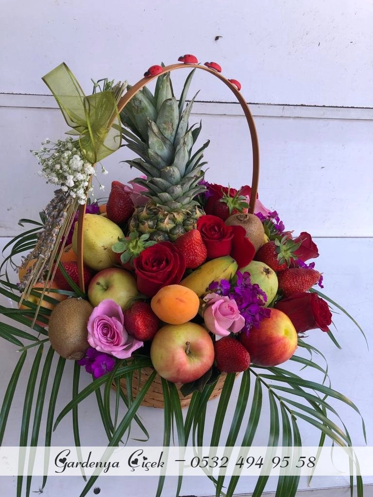 Karışık Meyveve Güllerdenoluşan Sepet Içinde Arajmanı Çiçek