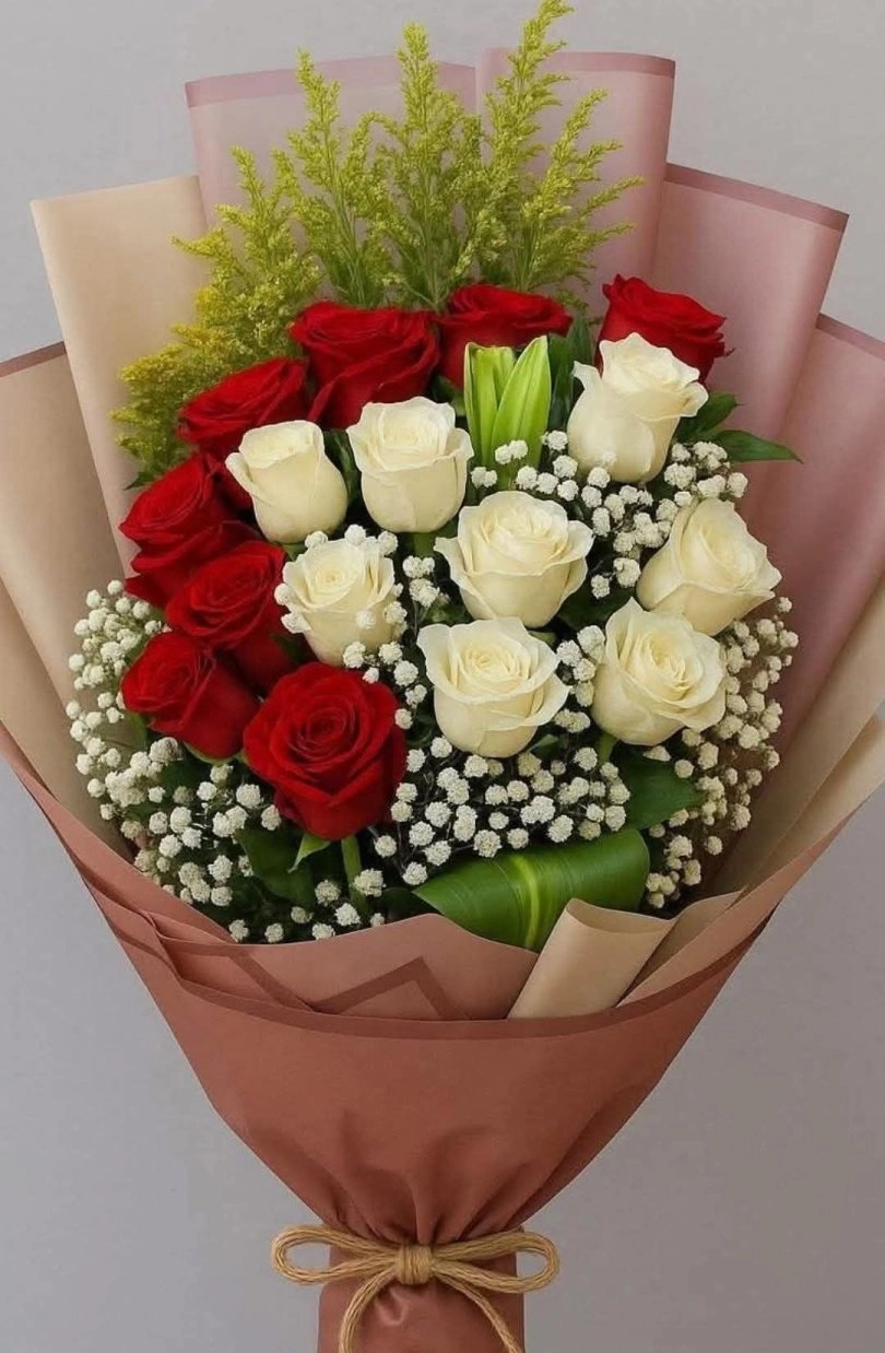 15 Adet Kırmızı Beyaz Gülleri Şık Bir Buket Modeli