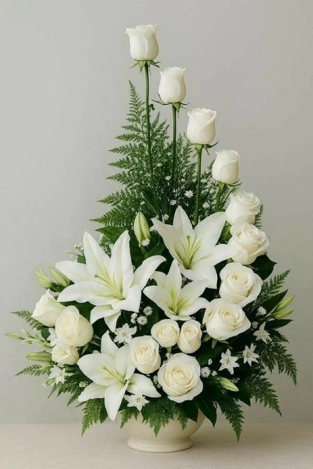 4Adet Beyaz Lilyum -15Adet Beyaz Güller Arajman