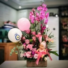 Fuşa Orkide Ve Oluşan Şık Bir Bebek Arajmanı Çiçek